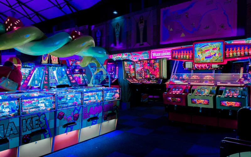 网球运动员在红土场上激烈比赛的精彩镜头