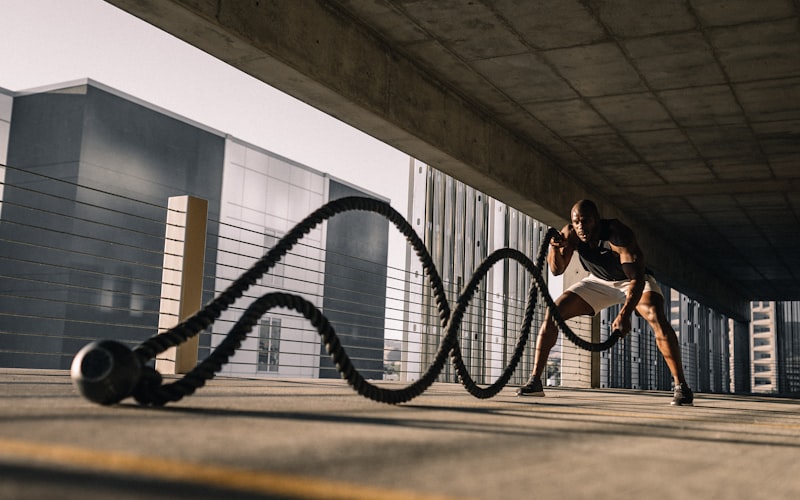 足球运动员哈兰德在英超比赛中庆祝进球的精彩瞬间