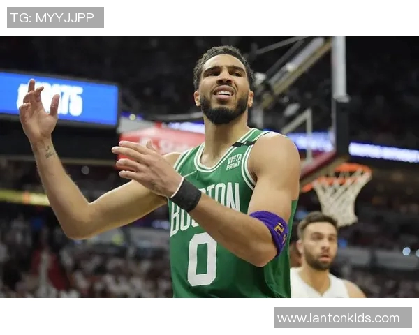 凯记：塔图姆回到了凯尔特人训练馆 并进行了简单的投篮训练